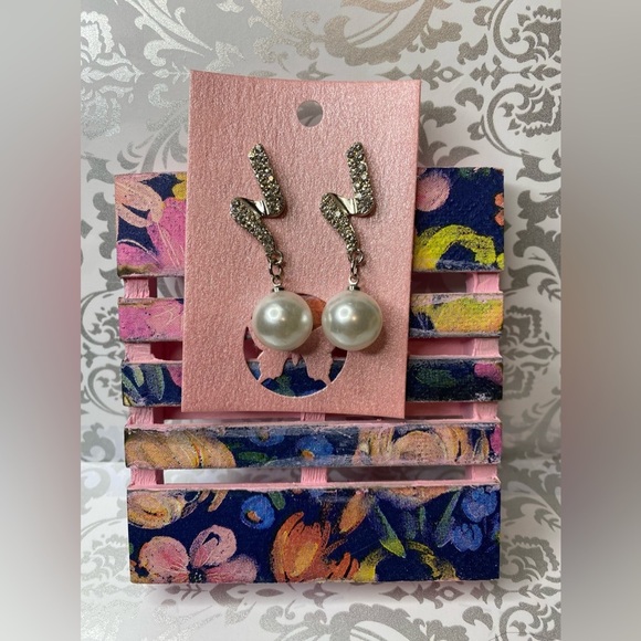 Silver rhistone and white acrylic pearl pendant earrings - Picture 5 of 8